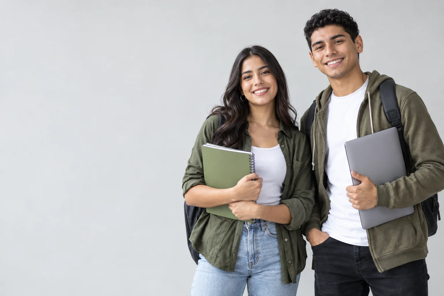 Dos jóvenes adultos listos para comenzar su formación universitaria