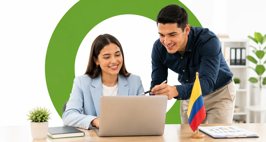 Profesionales revisando informe con bandera de Colombia - Administración Pública Virtual Areandina CSU Cúcuta